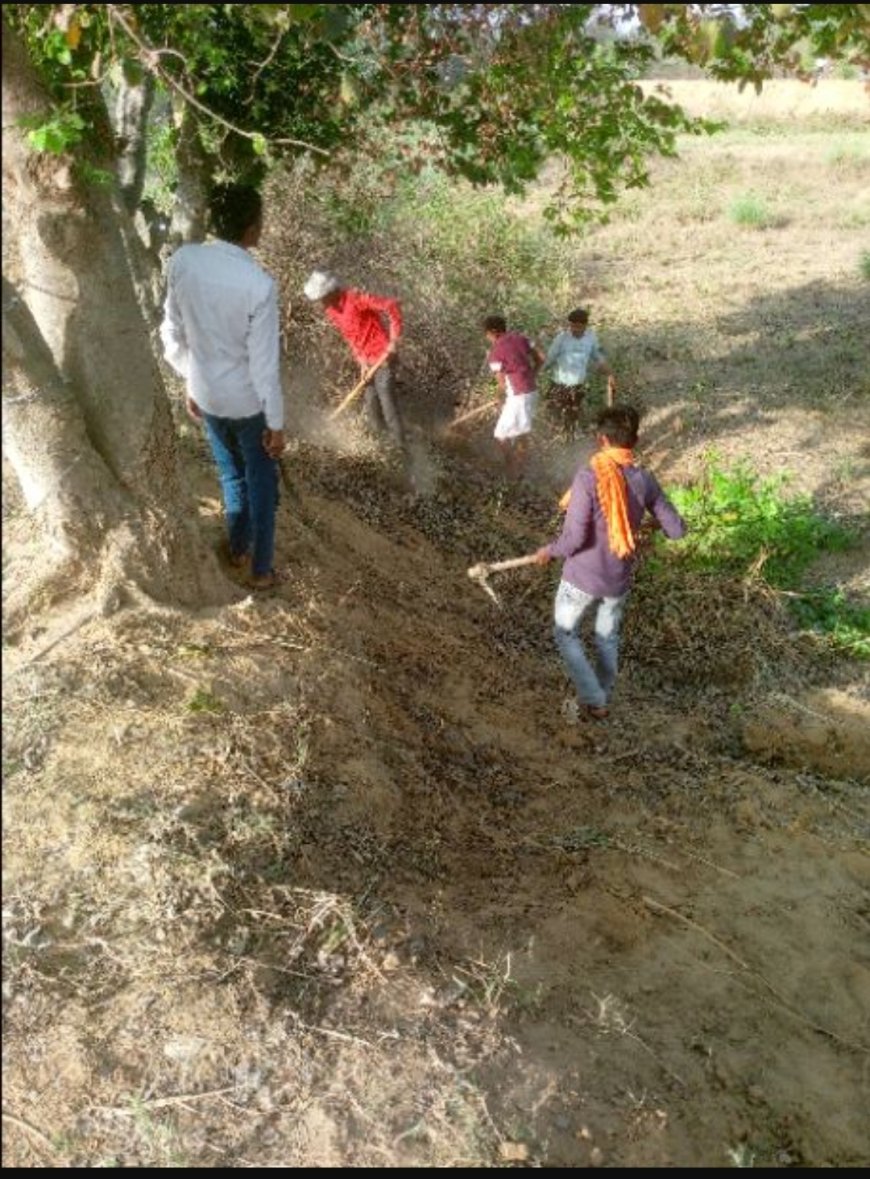 मिश्रिख ब्लाक की रामशाला ग्राम पंचायत में कागजों पर हो रहा बंधा निर्माण सैकड़ो मजदूरों की लगाई जा रही फर्जी हाजिरी।